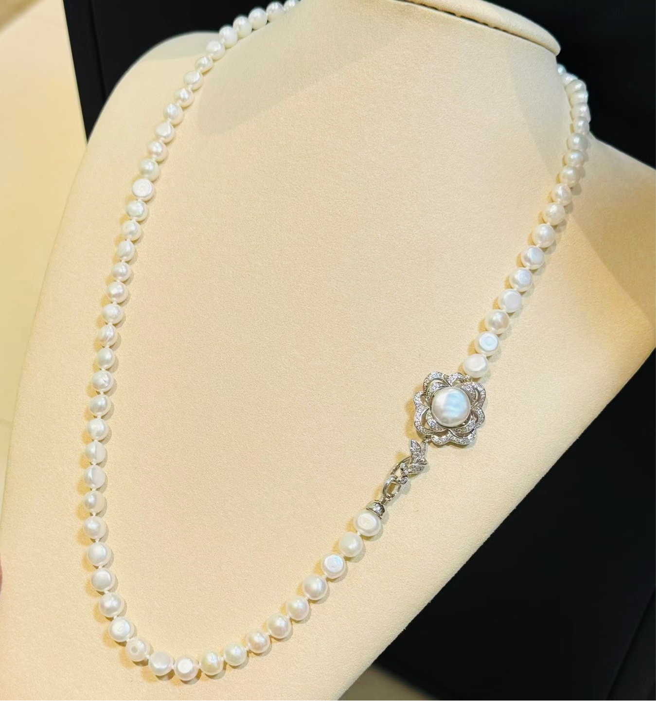 Flower Clasp Baroque Pearl Necklace | 8-9mm