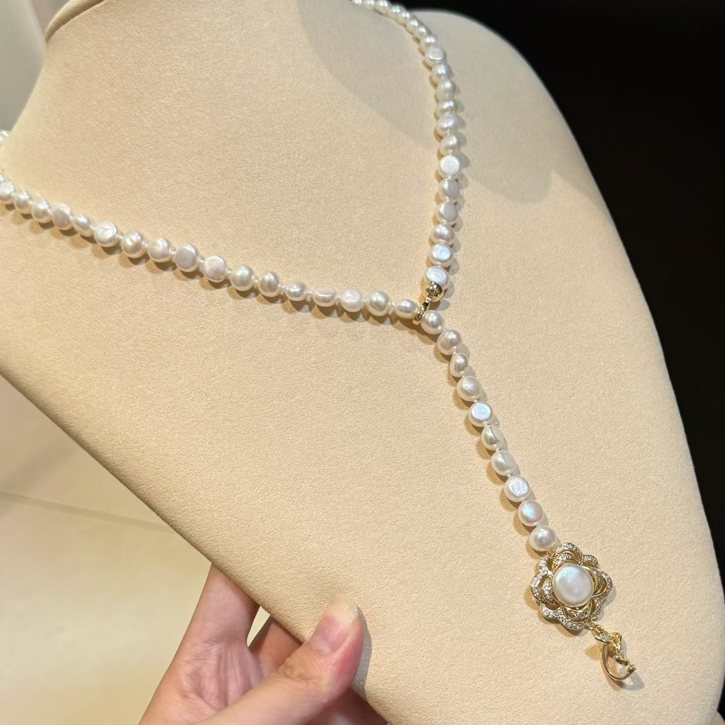 Flower Clasp Baroque Pearl Necklace | 8-9mm