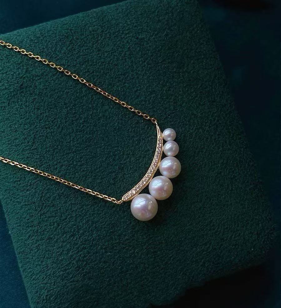Crescent Moon Pearl Necklace with Gradient Design