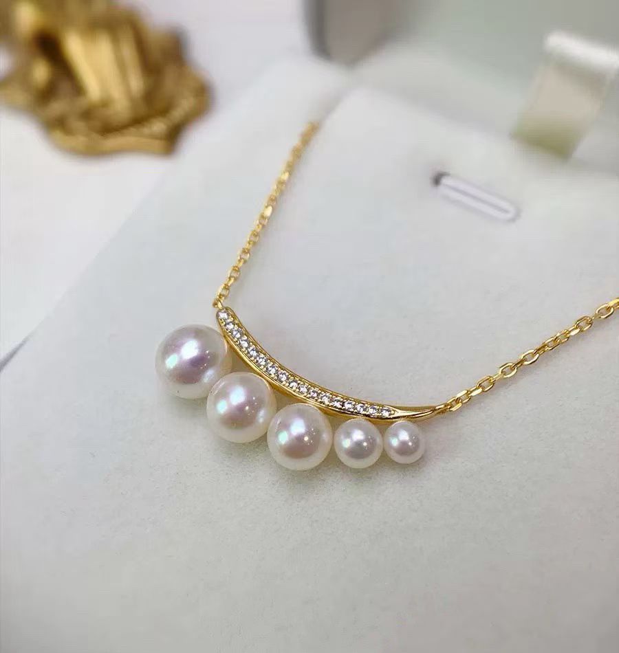 Crescent Moon Pearl Necklace with Gradient Design