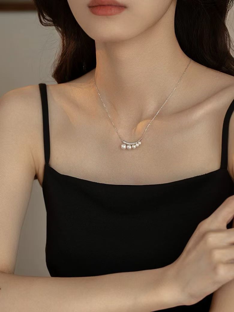 Crescent Moon Pearl Necklace with Gradient Design