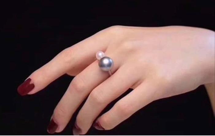 “Pearl‑Picker” Akoya Ring in 18K White Gold