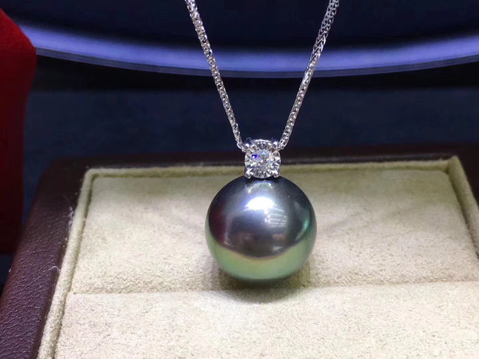 Top Quality Tahitian Black Pearl Floating Pendant in 18k Gold and Diamond (8-9mm)